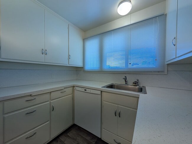 Building Photo - Nice 3 bed/1 bath with large backyard and ...