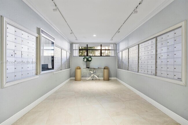 Building Photo - 600 Parkview Dr