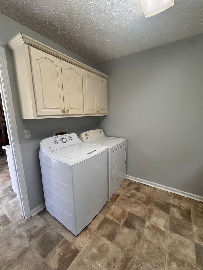 Building Photo - Beautiful 3BR Home for Rent in Toccoa, GA with Fenced Yard & 2-Car Garage