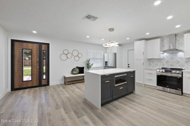 Building Photo - 415 N Shore Dr