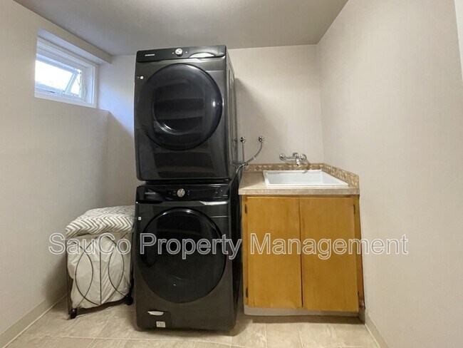 Building Photo - 5751 NE Lisbon Way