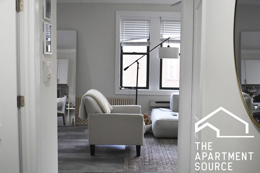 Building Photo - 839 W Cornelia Ave