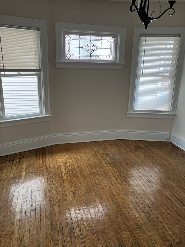 Building Photo - 55 E Hazeltine Ave