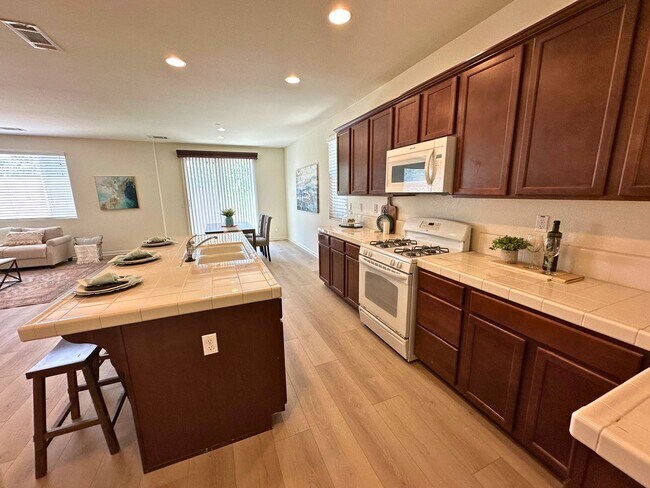 Building Photo - Stunning 4 Bedroom, 3 Bath Questa Home