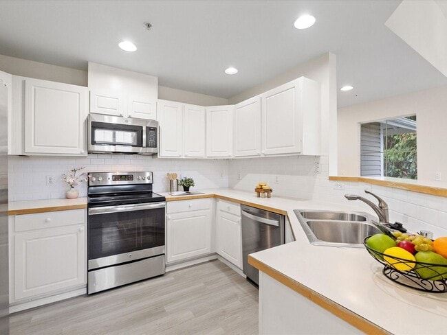 Building Photo - Available Now - 2 Bed/2 Bath End Unit Townhouse with Garage - Issaquah