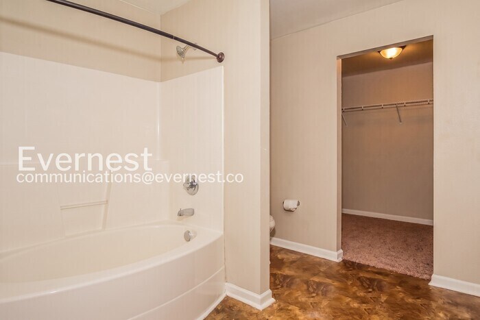 Building Photo - 201 Cloverbrook Dr