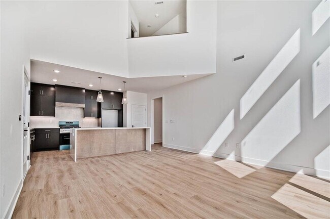 Building Photo - 2 Haslemere Dr