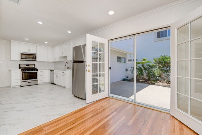 Building Photo - 3 Bedroom House in the Heart of Pacific Be...