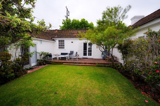 Building Photo - Beautiful 4 bedroom, 3 bath house. Available end of March. Long Term Unfurnished Rental!