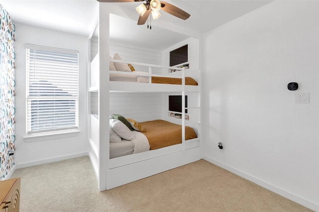 Building Photo - Beautiful 3-bedroom, 2.5 bath home with 2-car garage featuring an open floor plan in the heart of...