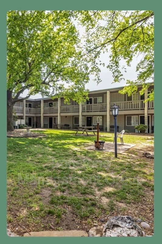 Building Photo - 109 S 9th St