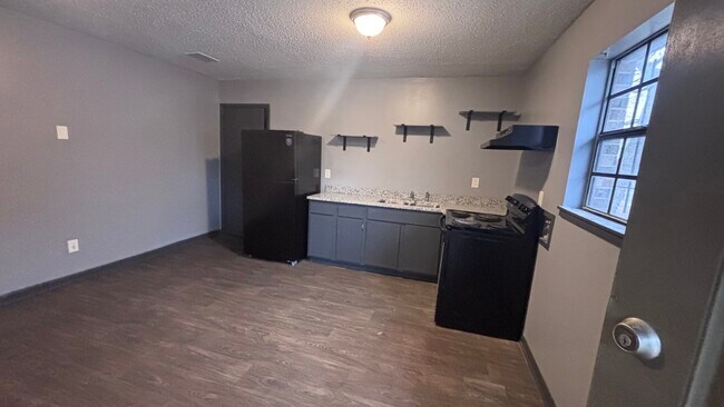 Building Photo - Crossplex Triplex