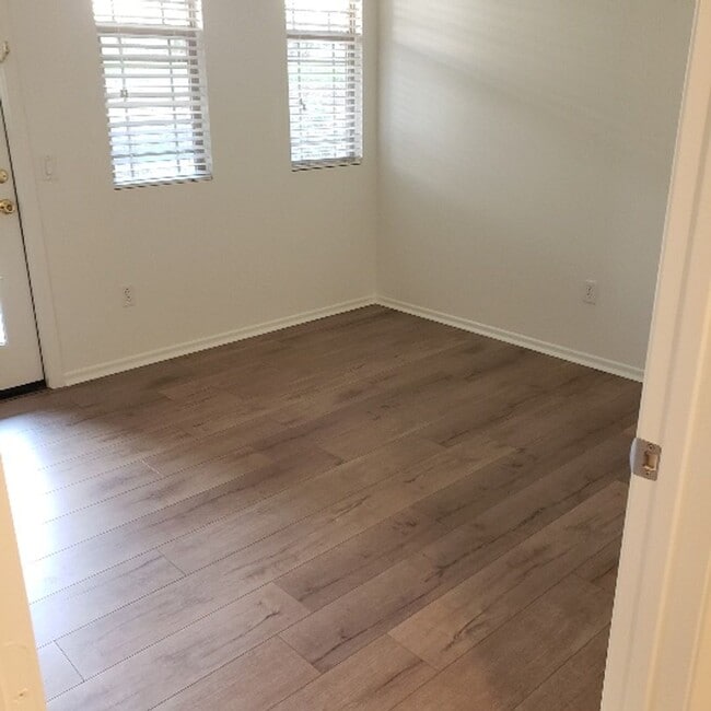 Building Photo - Awesome Home Awesome area 2bed w/ bonus ro...