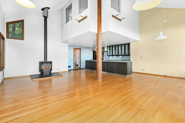 Building Photo - 2Bd/1.75Ba Mercer Island House