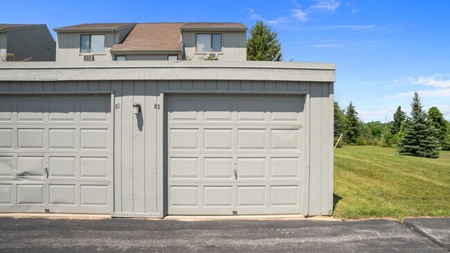 Building Photo - Off-Season Rental 2 Bedroom, 2 Bathroom Condo at Hilltop Condos