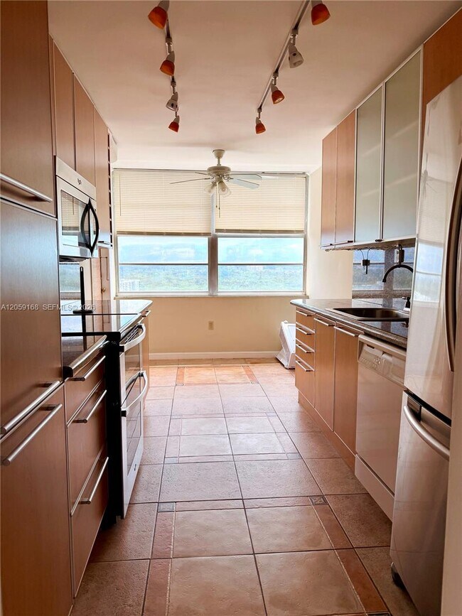Building Photo - 18051 Biscayne Blvd
