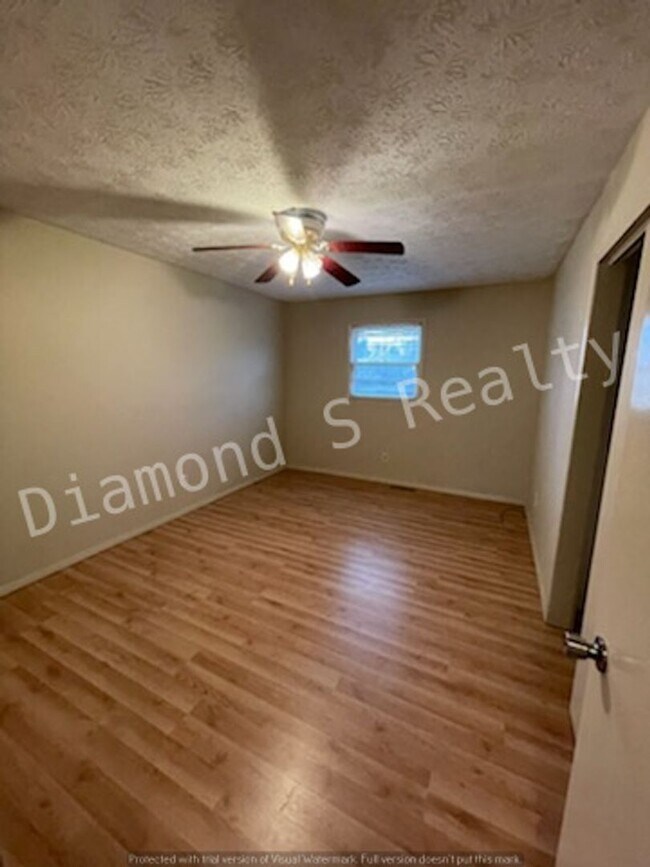 Building Photo - 3 Bedroom Home In Nice, Established Neighborhood