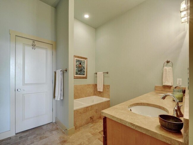 Building Photo - 2520 Bluebonnet Ln
