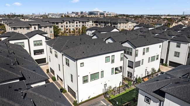 Building Photo - 2718 Grand Fountains Dr