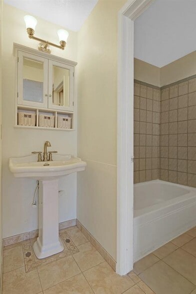 Building Photo - 1285 Boa Vista Dr