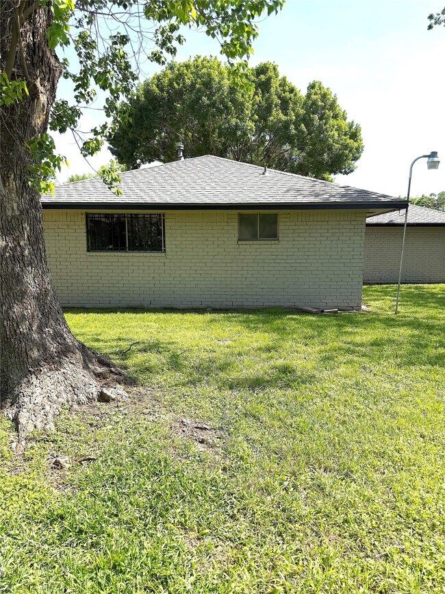 Building Photo - 954 Crestbrook Dr