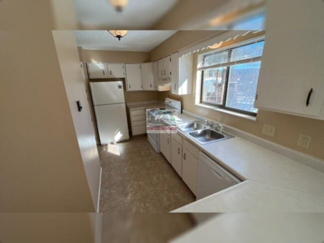 Building Photo - Duplex unit available in Black Forest