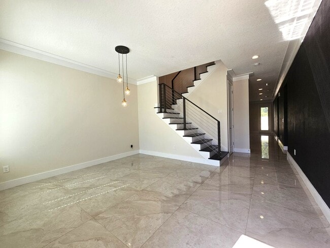 Building Photo - Spacious 4/2.5 Home