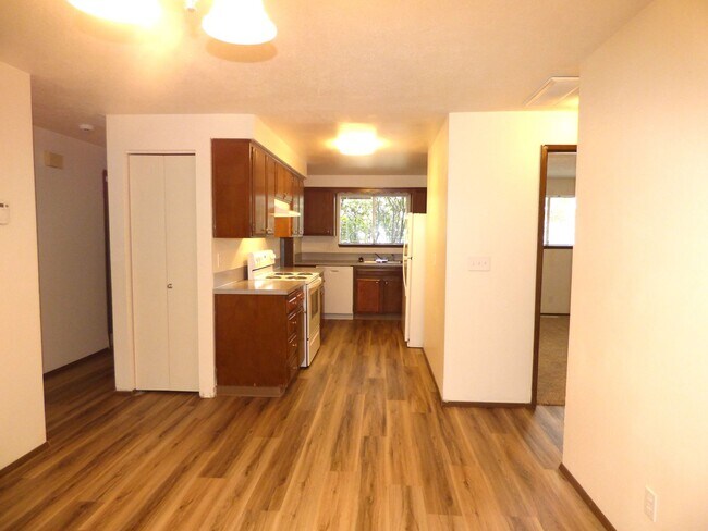 Building Photo - Rent Special: 1/2 Off April's Rent!!