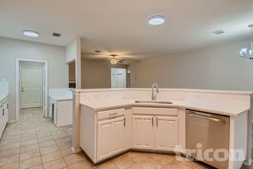 Building Photo - 7101 Crenshaw Dr