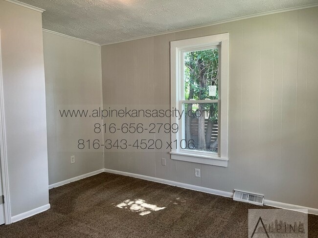 Building Photo - Updated NE Home!