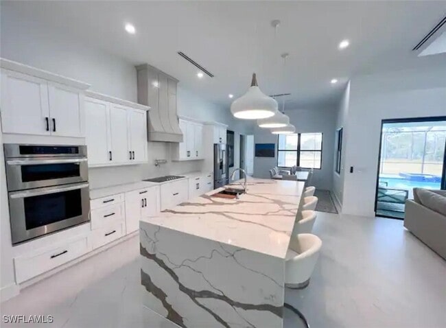 Building Photo - 687 23rd St SW