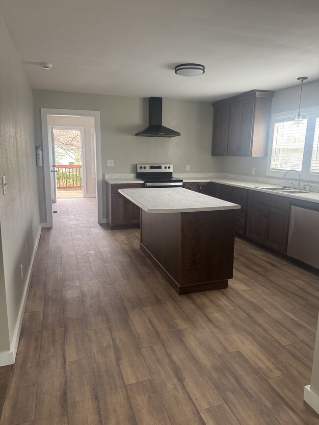 Building Photo - 114 S Elm St