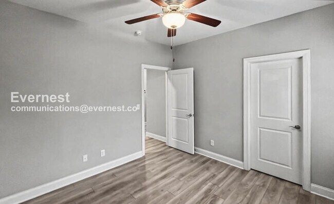 Building Photo - 3 Bed, 2 Bath Home with Garage / Pet-Friendly / Available Now!