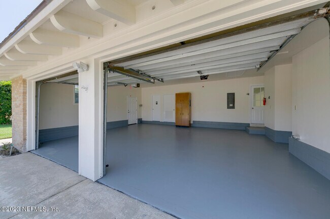 Building Photo - 221 Pablo Rd