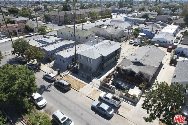 Building Photo - 810 W 62nd St
