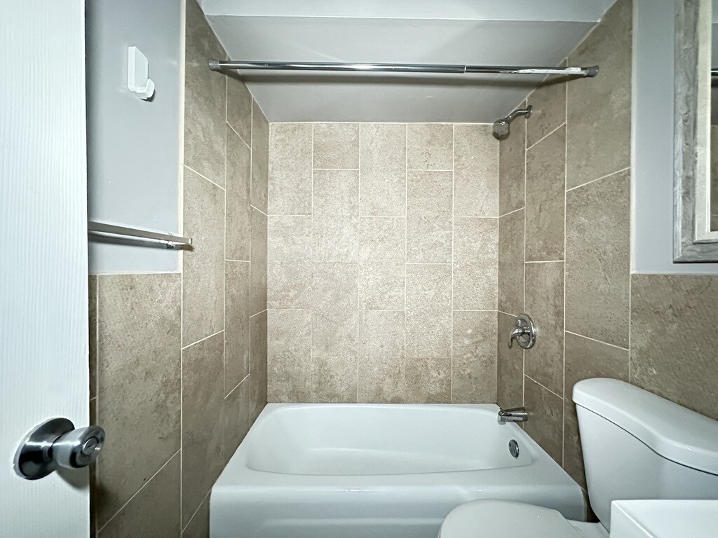 Building Photo - 5820 N Sheridan Rd