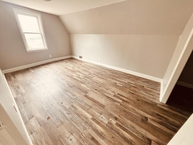 Building Photo - 12 Howe St