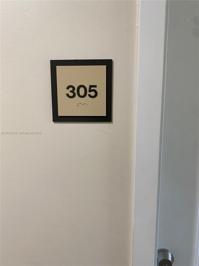 Building Photo - 435 SW 12th Ave