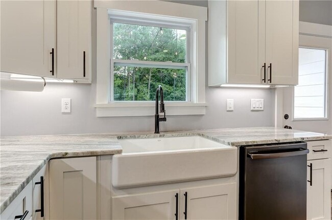 Building Photo - 623 Sweetwater Creek Dr