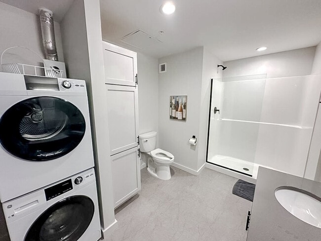 Building Photo - 500 W 7th St N