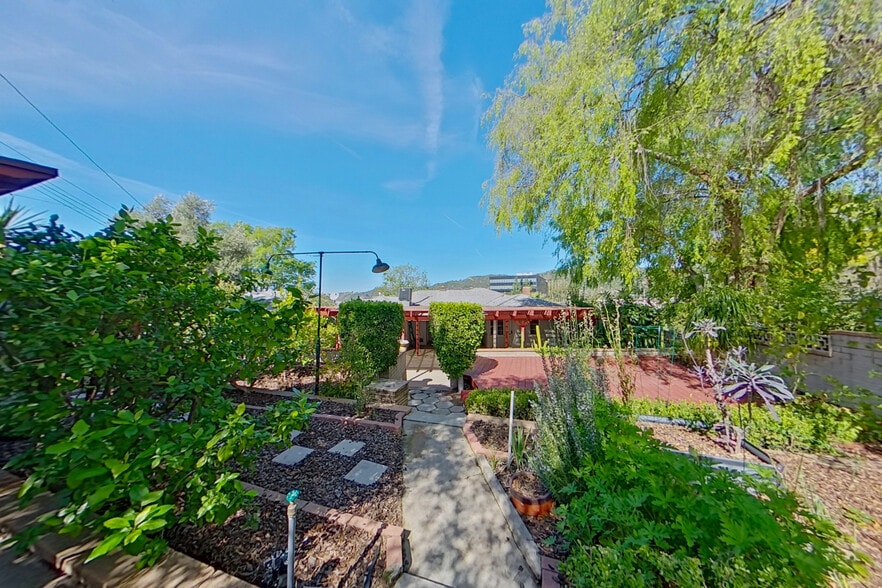 Building Photo - 1462 Glengarry Rd