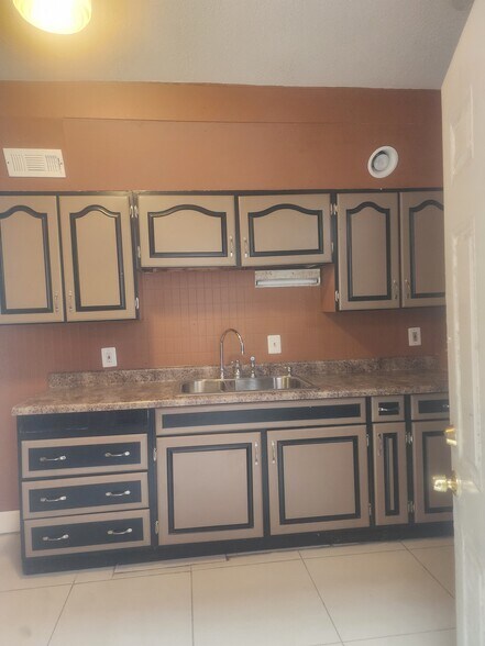 Building Photo - 40 Maple St