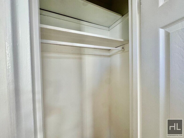 Building Photo - Newly Renovated 2 bedroom apartment spanni...