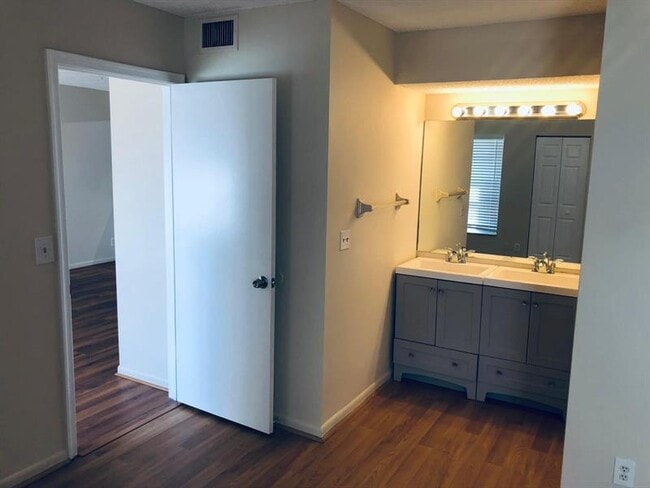 Building Photo - 10038 Twin Lakes Dr