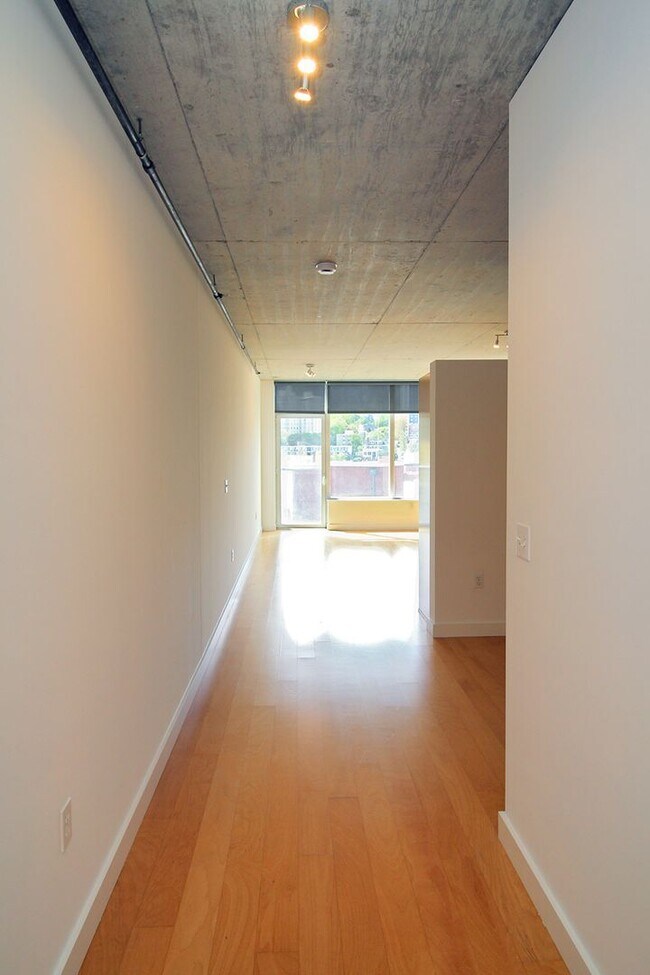 Building Photo - Chic, Urban 1 Bedroom Loft Style Condo at ...