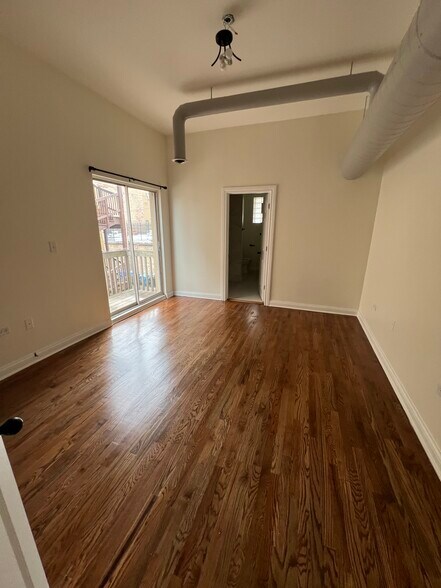Building Photo - 119 S Paulina St