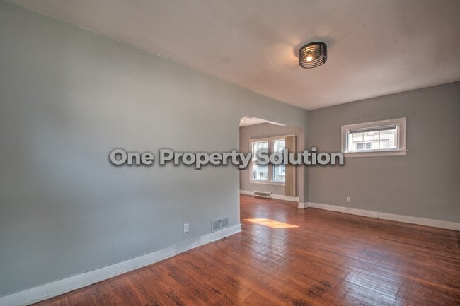 Building Photo - 407 Kenwood St