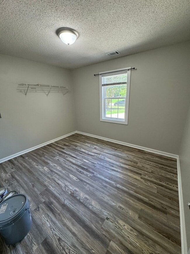 Building Photo - Cute 2 Bedroom Home in The Vineyard!