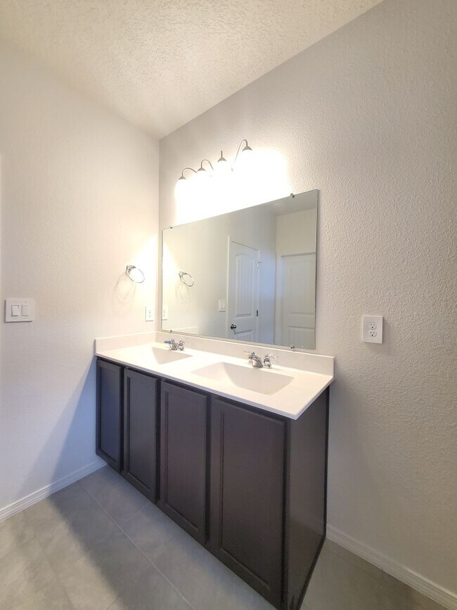 Building Photo - 3 bed 2 bath Energy Efficient Home!