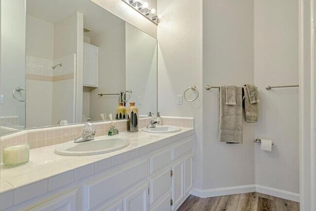 Building Photo - Pristine 3 Bedroom 2 bathroom + Den in Sou...